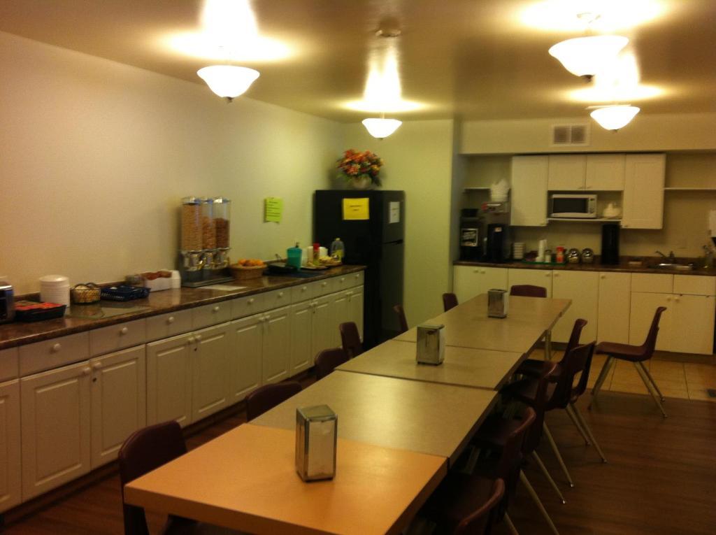 Redwood Motor Inn Брандън Екстериор снимка